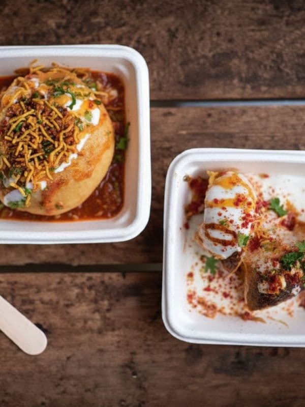 Dahi vada served on square bowl
